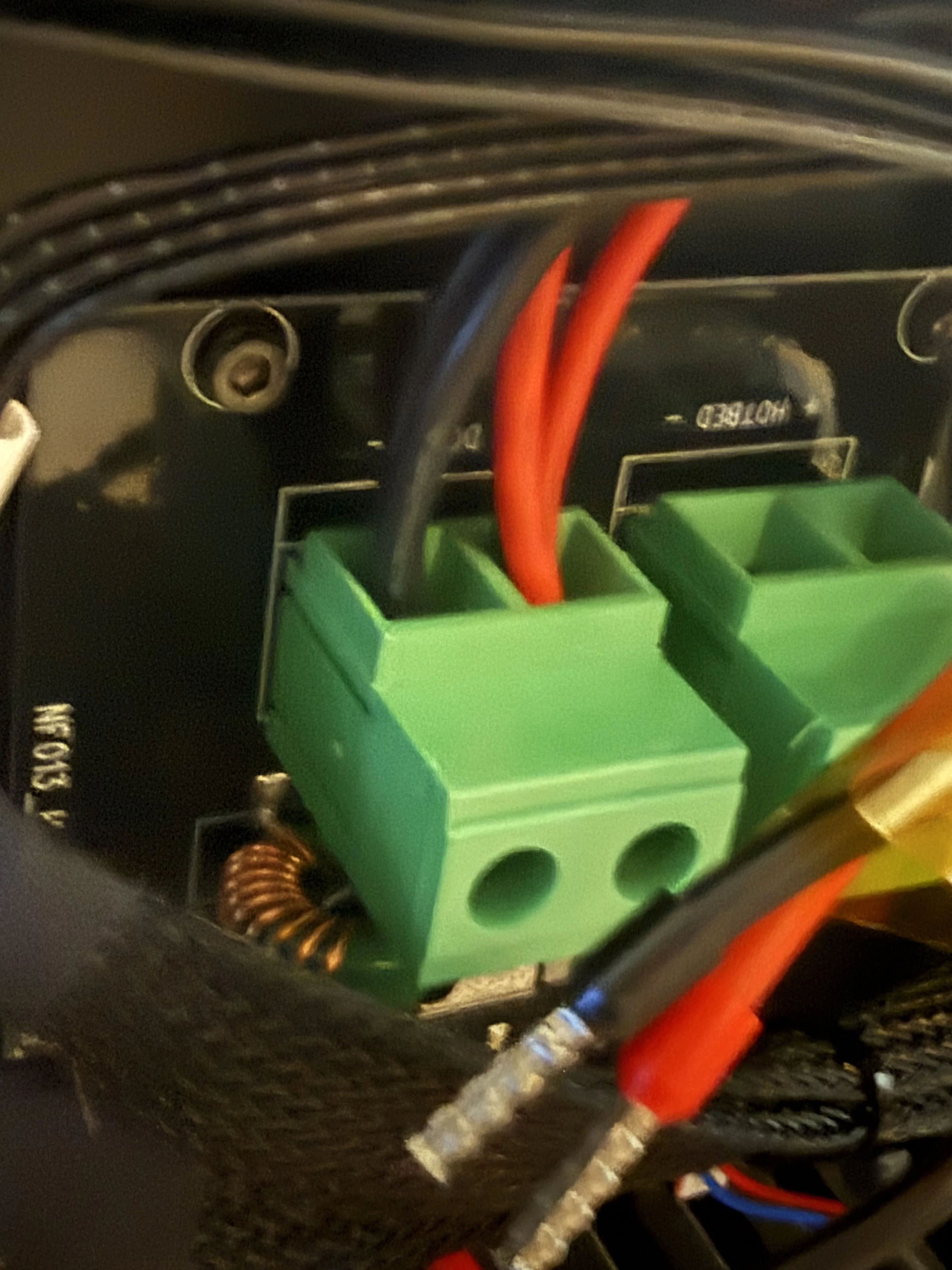 Green DC IN terminal block with black and red power wires