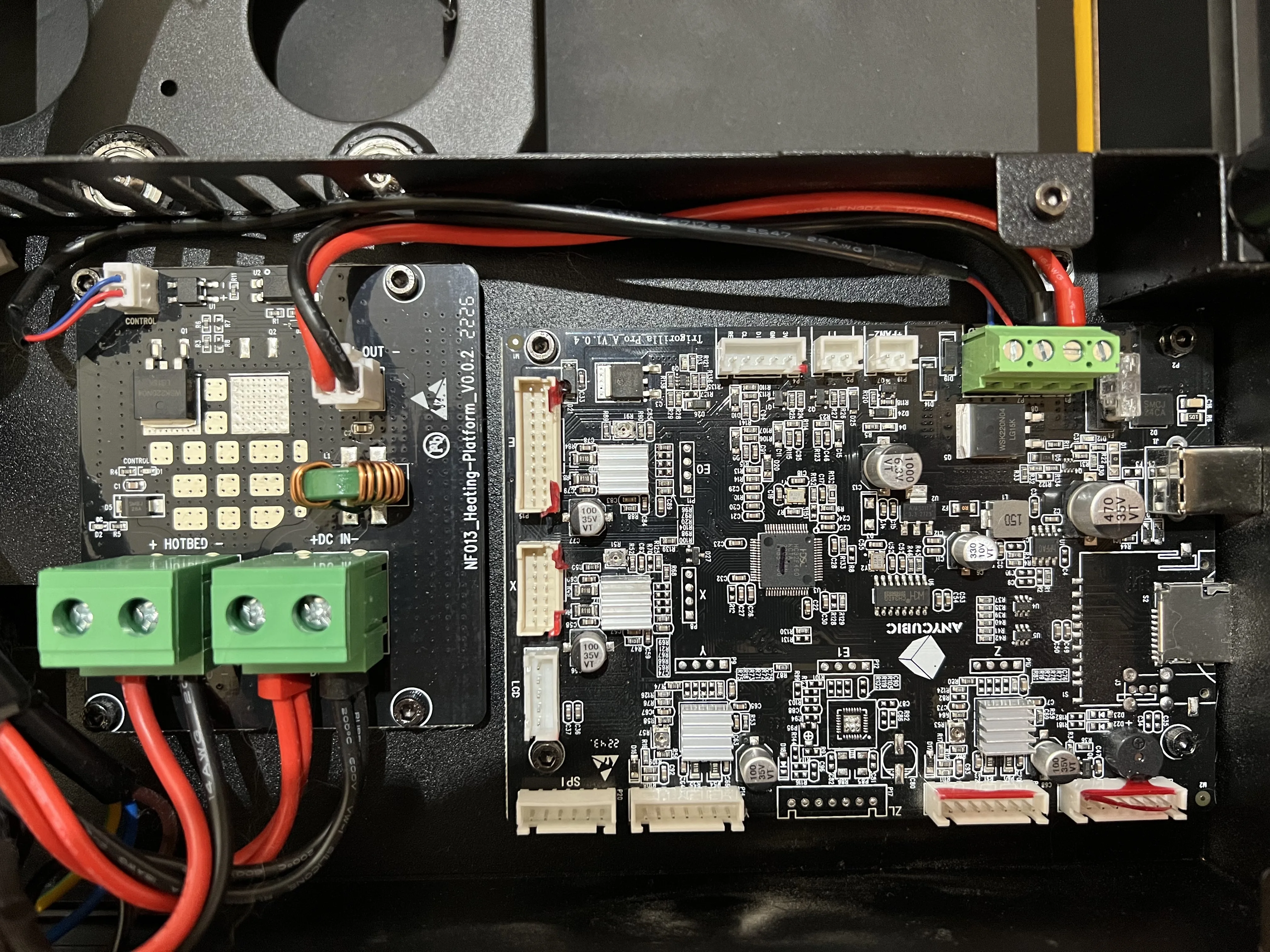 Hotbed adapter board mounted next to the Anycubic mainboard