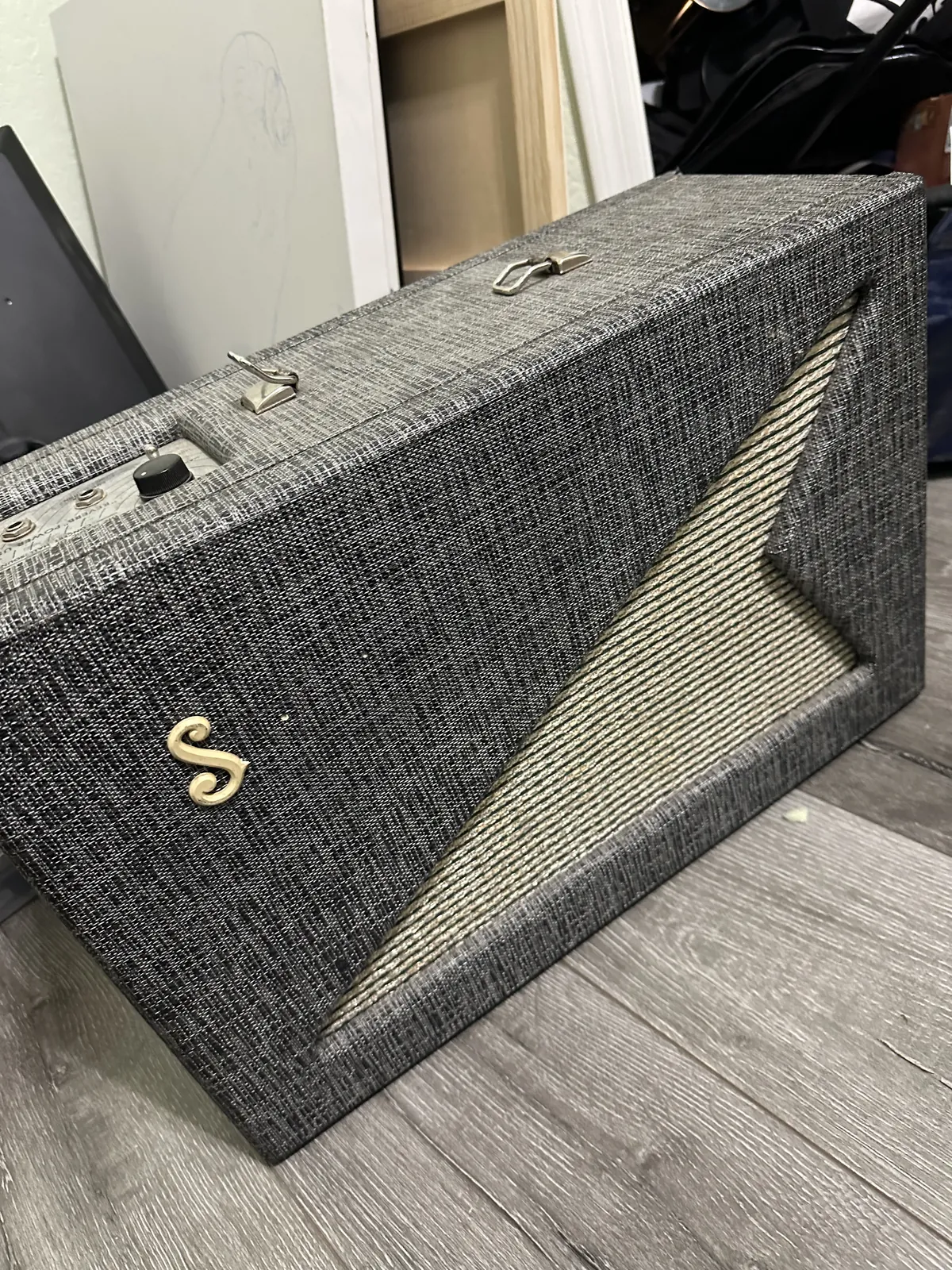 Supro 600R Reverberation Unit in grey tweed covering with the Supro script logo and diagonal grille